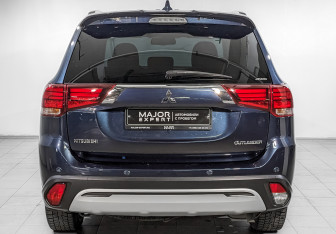 Подержанный автомобиль Mitsubishi Outlander 2020 года (6 фото)