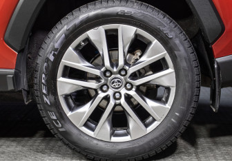 Подержанный автомобиль Toyota RAV4 2021 года (25 фото)