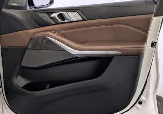 Подержанный автомобиль BMW X7 2020 года (25 фото)