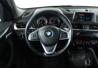 Подержанный автомобиль BMW X1 2018 года (18 фото)
