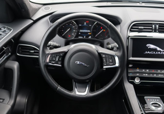 Подержанный автомобиль Jaguar F-Pace 2019 года (15 фото)