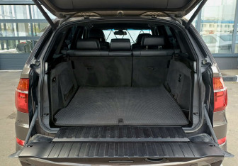 Подержанный автомобиль BMW X5 2010 года (10 фото)