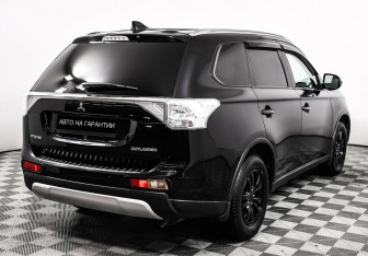 Подержанный автомобиль Mitsubishi Outlander 2014 года (5 фото)