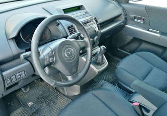 Подержанный автомобиль Mazda 5 2008 года (12 фото)