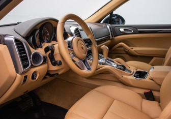 Подержанный автомобиль Porsche Cayenne 2015 года (10 фото)