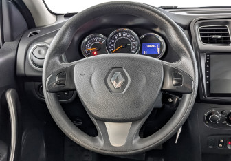 Подержанный автомобиль Renault Sandero 2016 года (22 фото)