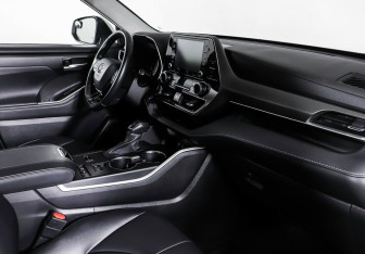 Подержанный автомобиль Toyota Highlander 2020 года (10 фото)