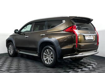 Подержанный автомобиль Mitsubishi Pajero Sport 2017 года (7 фото)