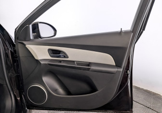 Подержанный автомобиль Chevrolet Cruze Hatchback 2015 года (24 фото)