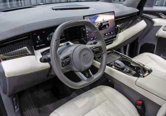 Подержанный автомобиль Zeekr 009 2024 года (18 фото)