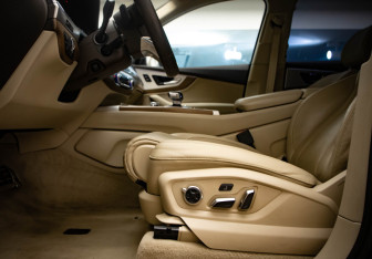 Подержанный автомобиль Audi Q7 2015 года (24 фото)