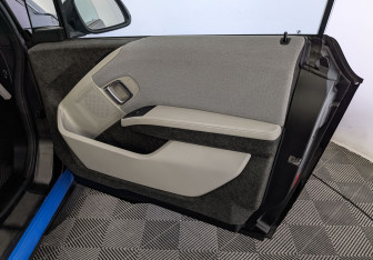 Подержанный автомобиль BMW i3 2018 года (25 фото)