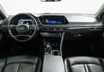Подержанный автомобиль Hyundai Sonata 2019 года (16 фото)