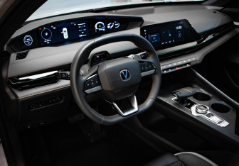 Подержанный автомобиль Changan UNI-V 2024 года (7 фото)