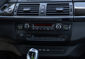 Подержанный автомобиль BMW X5 2011 года (14 фото)