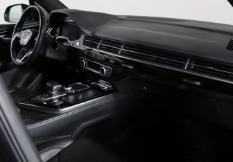 Подержанный автомобиль Audi Q7 2016 года (9 фото)