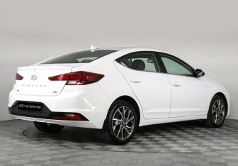 Подержанный автомобиль Hyundai Elantra Sedan 2019 года (3 фото)