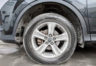 Подержанный автомобиль Toyota RAV4 2015 года (18 фото)