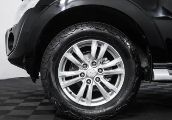 Подержанный автомобиль Mitsubishi Pajero 2013 года (24 фото)
