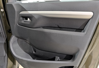 Подержанный автомобиль Peugeot Traveller 2018 года (22 фото)