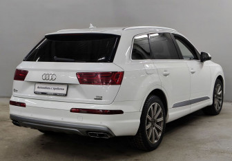Подержанный автомобиль Audi Q7 2015 года (5 фото)