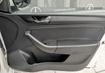 Подержанный автомобиль Skoda Rapid Liftback 2019 года (23 фото)