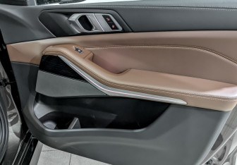 Подержанный автомобиль BMW X5 2023 года (25 фото)