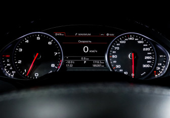 Подержанный автомобиль Audi A8 2015 года (11 фото)