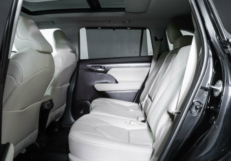 Подержанный автомобиль Toyota Highlander 2020 года (21 фото)