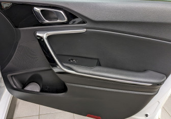 Подержанный автомобиль Kia Ceed Hatchback 2018 года (18 фото)