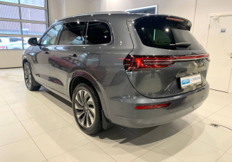 Подержанный автомобиль AITO M7 2023 года (6 фото)