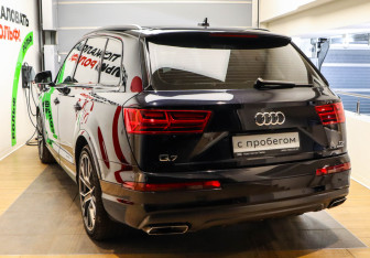 Подержанный автомобиль Audi Q7 2017 года (6 фото)