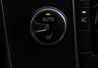 Подержанный автомобиль Volvo V40 Hatchback 2014 года (15 фото)