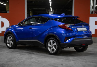 Подержанный автомобиль Toyota C-HR 2019 года (7 фото)