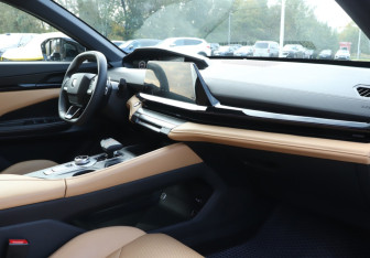 Подержанный автомобиль Changan UNI-V 2022 года (9 фото)