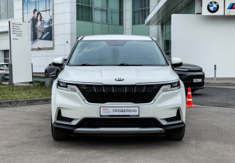 Подержанный автомобиль Kia Carnival 2021 года (2 фото)