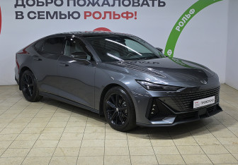 Подержанный автомобиль Changan UNI-V 2023 года (3 фото)