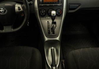 Подержанный автомобиль Toyota Auris Hatchback 2010 года (6 фото)