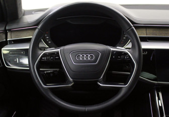 Подержанный автомобиль Audi A8 2018 года (15 фото)