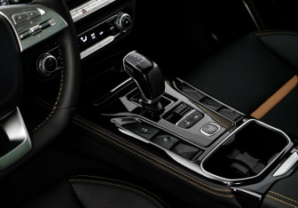 Подержанный автомобиль FAW Bestune T77 2022 года (14 фото)