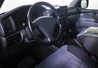 Подержанный автомобиль Toyota Land Cruiser Suv 2001 года (14 фото)