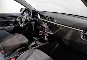 Подержанный автомобиль Kia Rio Hatchback 2021 года (11 фото)