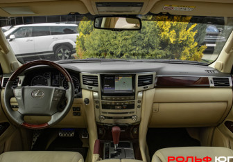 Подержанный автомобиль Lexus LX 2013 года (10 фото)