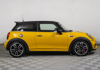 Подержанный автомобиль MINI Hatch 2017 года (4 фото)