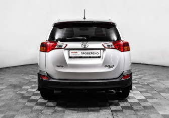 Подержанный автомобиль Toyota RAV4 2013 года (6 фото)