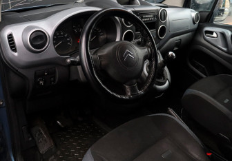Подержанный автомобиль Citroen Berlingo 2010 года (11 фото)