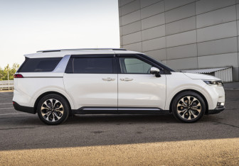 Подержанный автомобиль Kia Carnival 2022 года (5 фото)