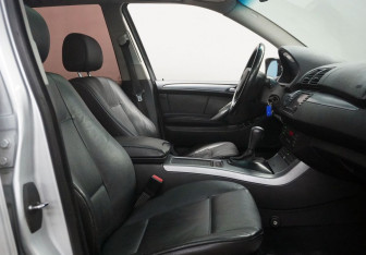 Подержанный автомобиль BMW X5 2003 года (11 фото)