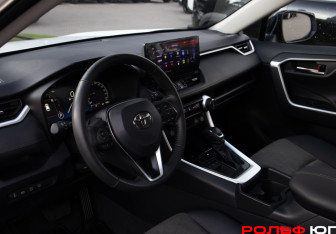 Подержанный автомобиль Toyota RAV4 2025 года (10 фото)