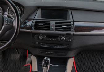 Подержанный автомобиль BMW X6 2012 года (14 фото)